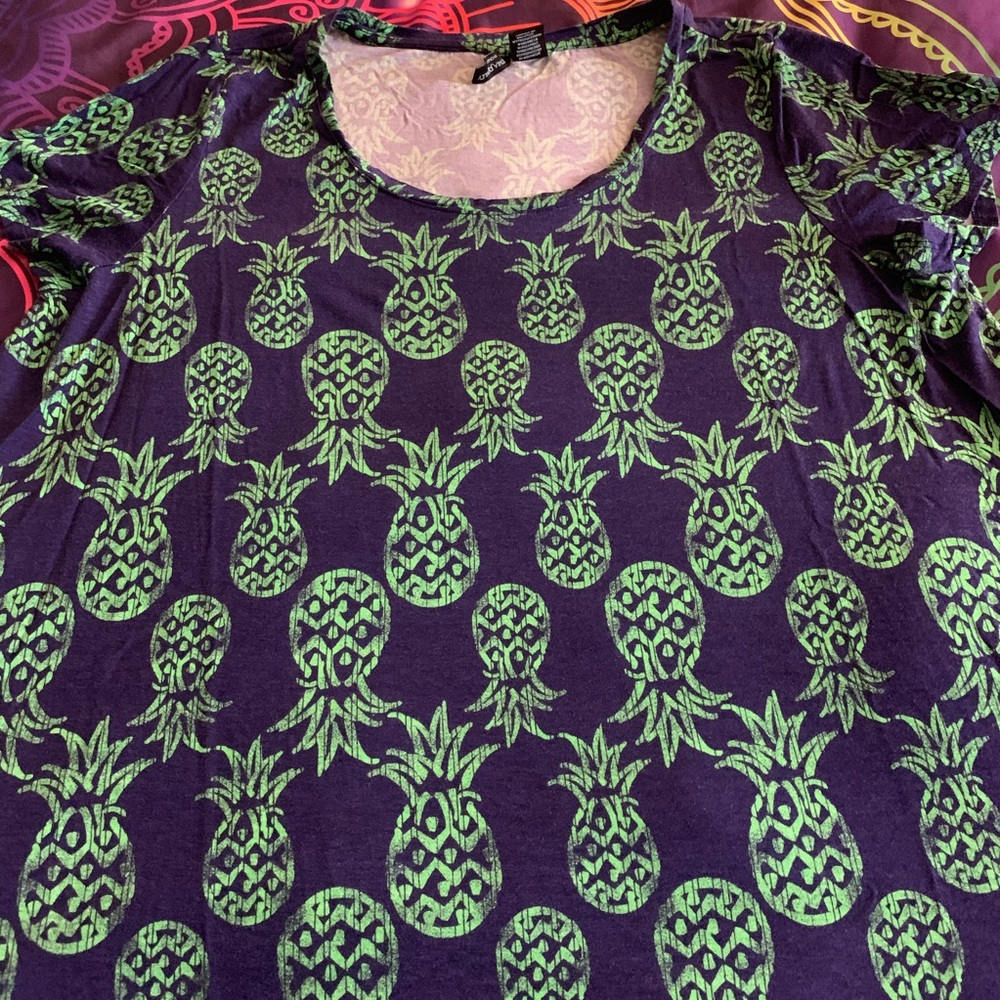 3/$25🌺PLUS! PRETTY PINEAPPLE PARTY TOP🍍